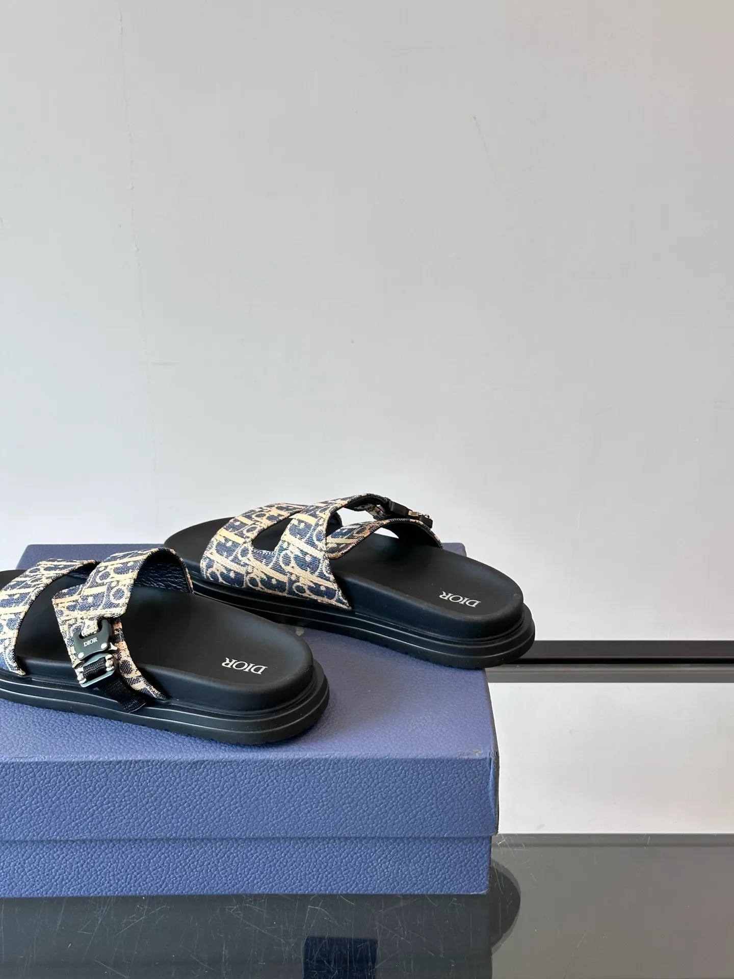 Factory price: 300💰Dior Aqua men's sandals and slippers. Showcasing Dior haute couture design. The Dior gray suede strap is accented with an aluminum Dior buckle for added style. Paired with a comfortable tonal notch sole, they pair easily with shorts or jeans for a sophisticated look. Main body: suede cow leather, technical fabric lining: cow leather, with adjustable straps, aluminum Dior buckle, Dior gray EVA insole, tonal notch rubber outsole splicing structure👌👌 size: 38-44 (45.46 customized)